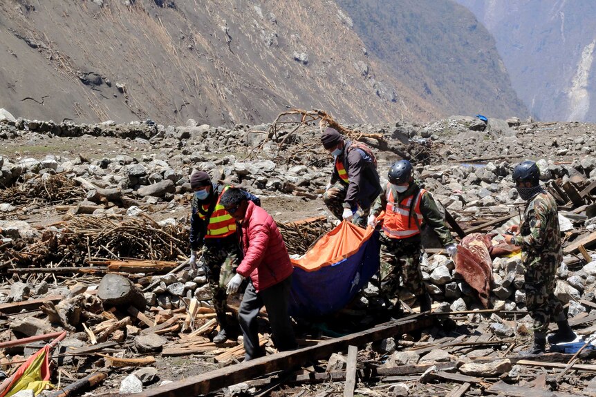 Nepalese resident helps rescue personnel retrieve body