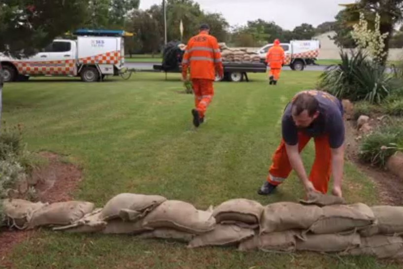 SES crews sandbagging for floods at Forbes