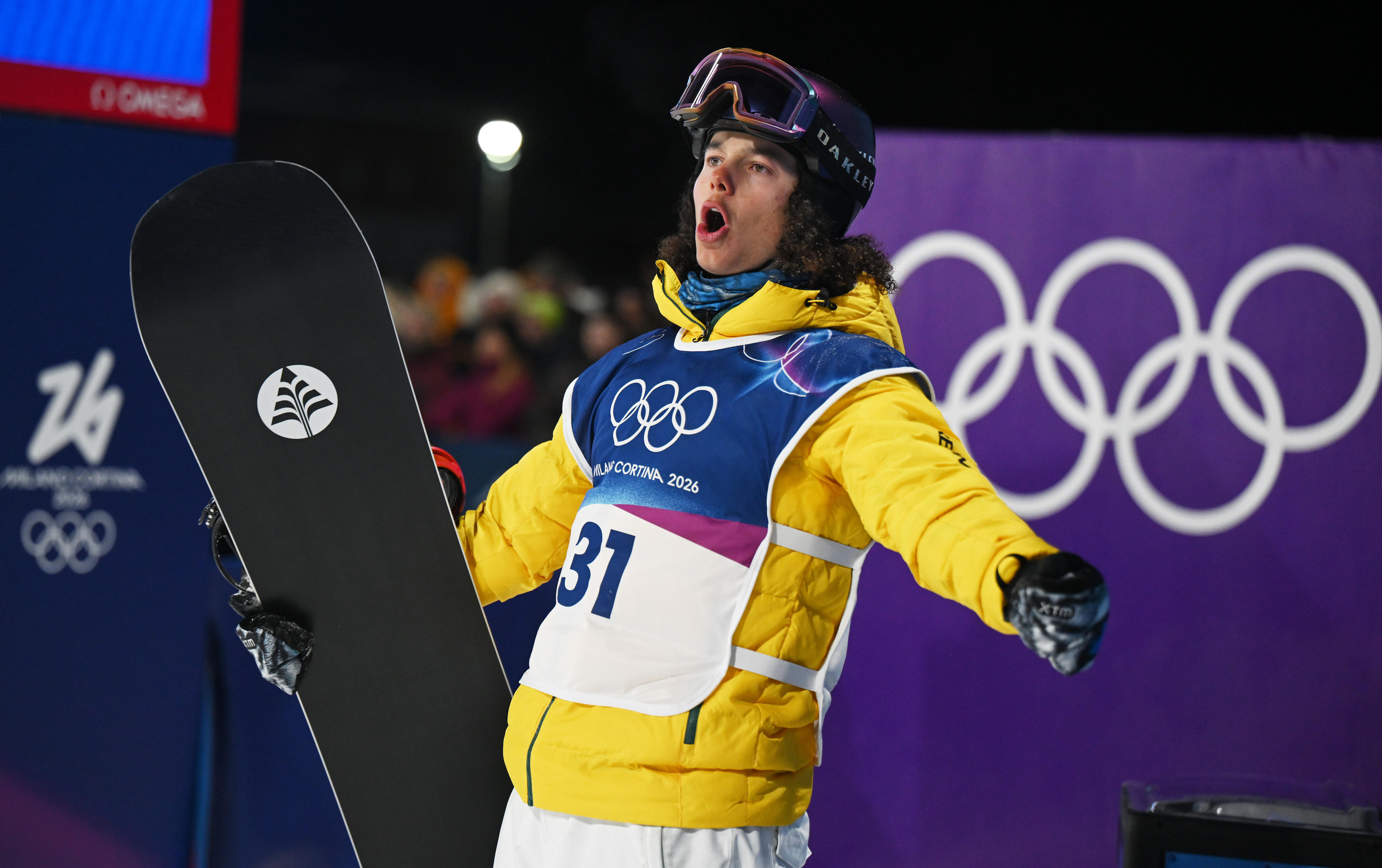 Valentino Guseli reage durante a final do snowboard big air nos Jogos Olímpicos de Inverno de 2026.