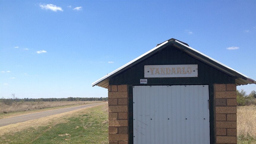 Yandarlo station is right on the Landsborough Highway south of Tambo