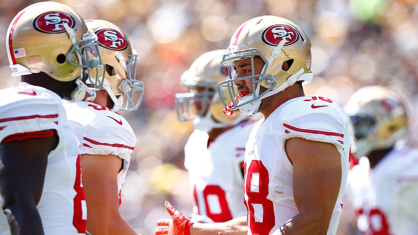 Jarryd Hayne talks tactics with 49ers team-mates