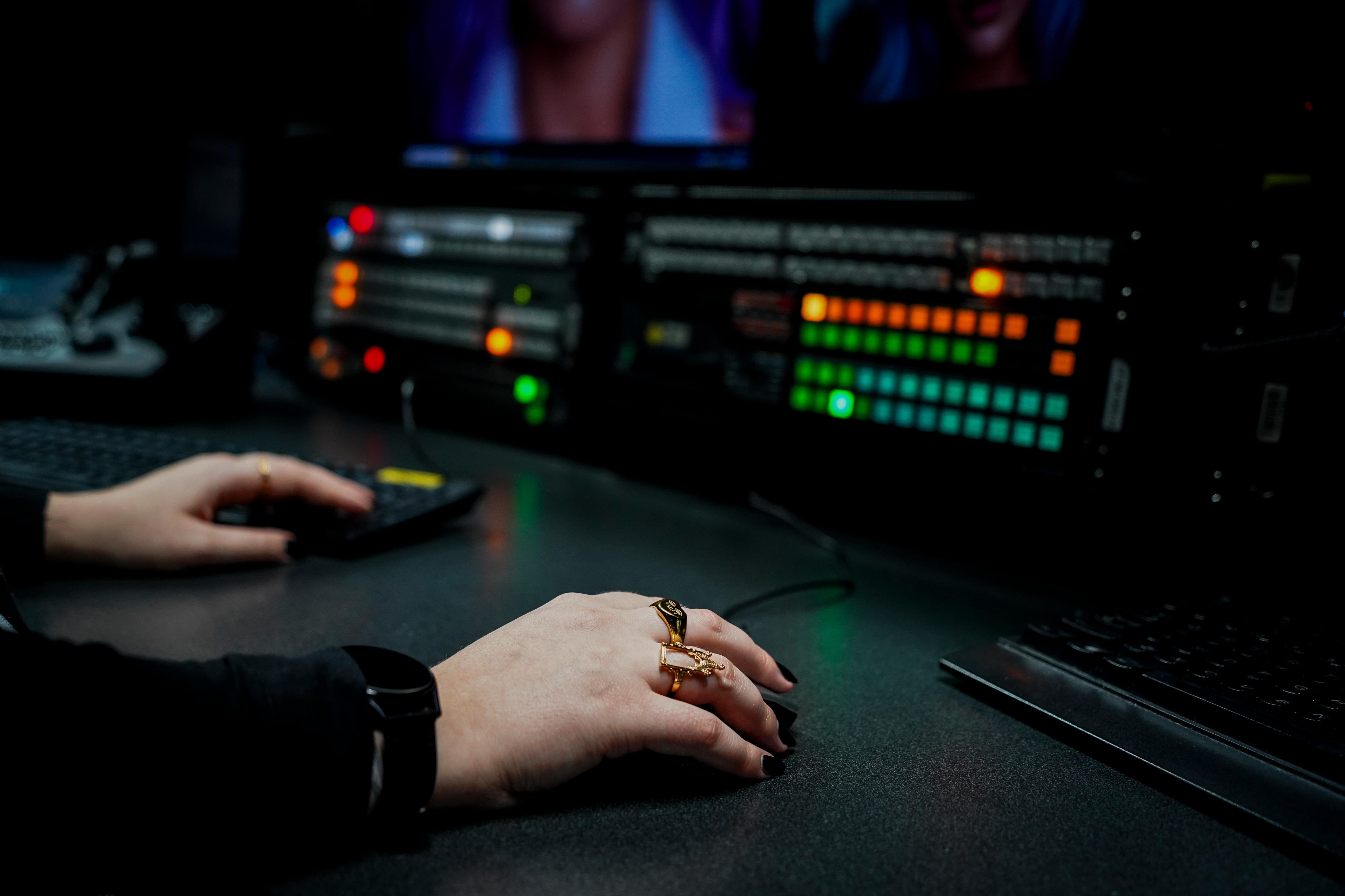 Female hands using a computer mouse.