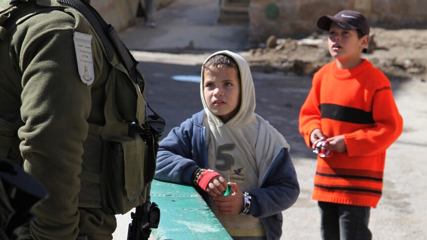 Palestinian children and IDF soldier (Peter Slezak)