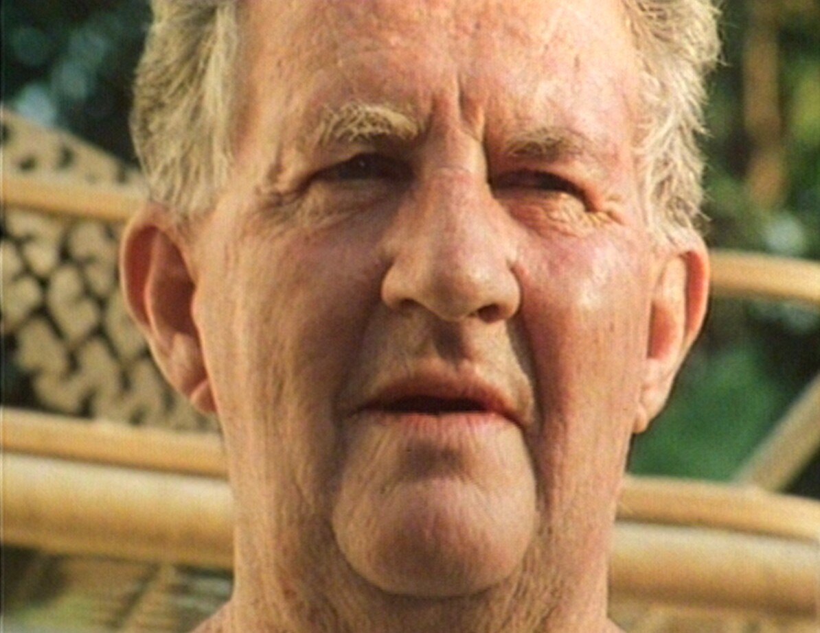 Un primer plano de un anciano entrevistado.