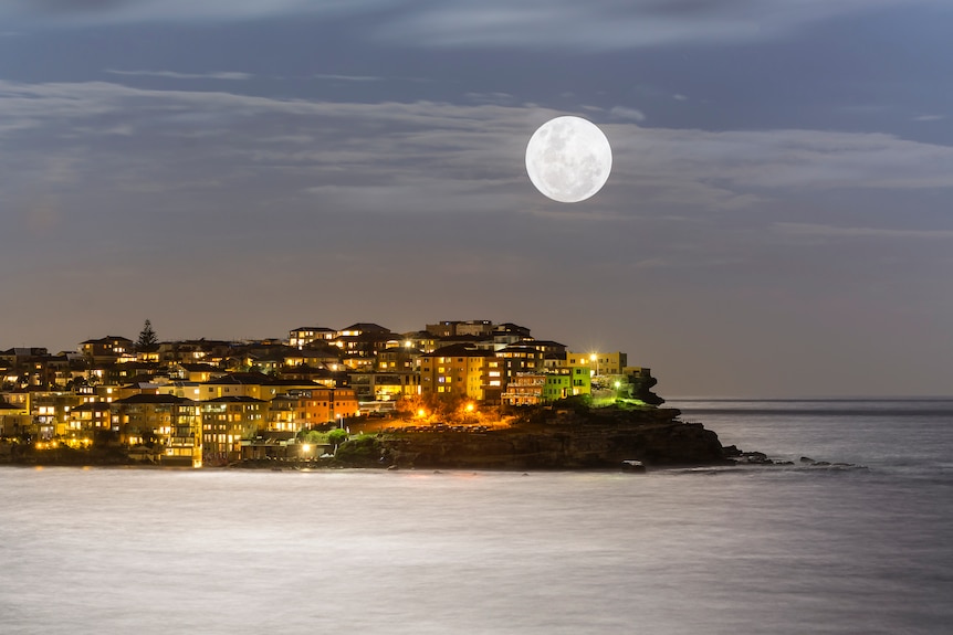 Full moon over Bondi