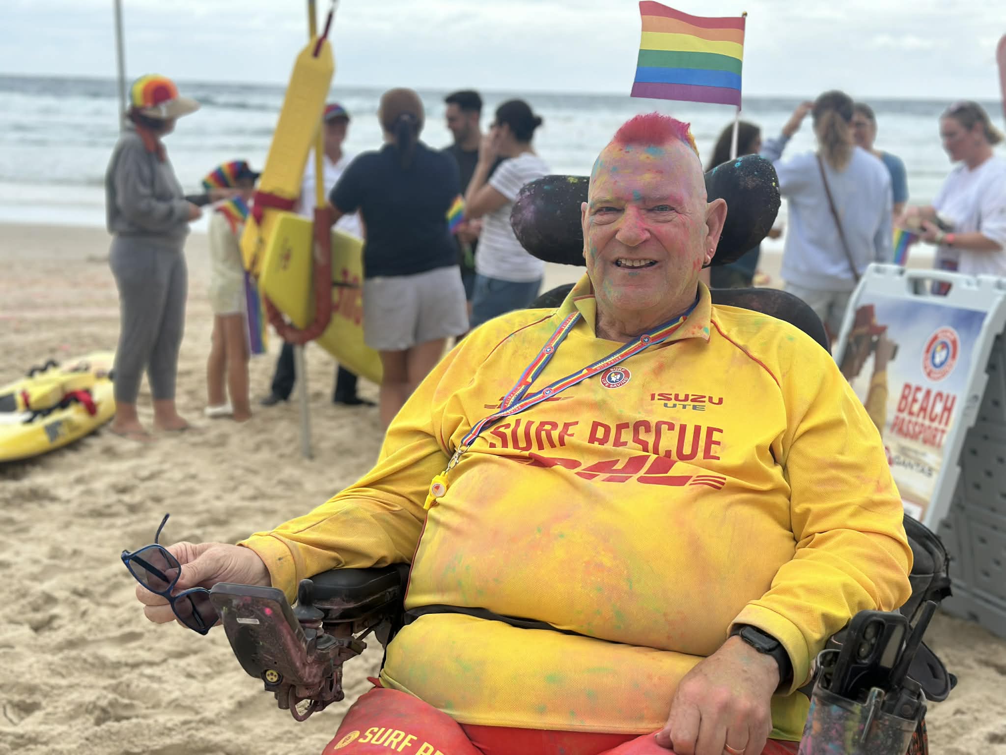 Michael Lord na praia em sua cadeira de rodas