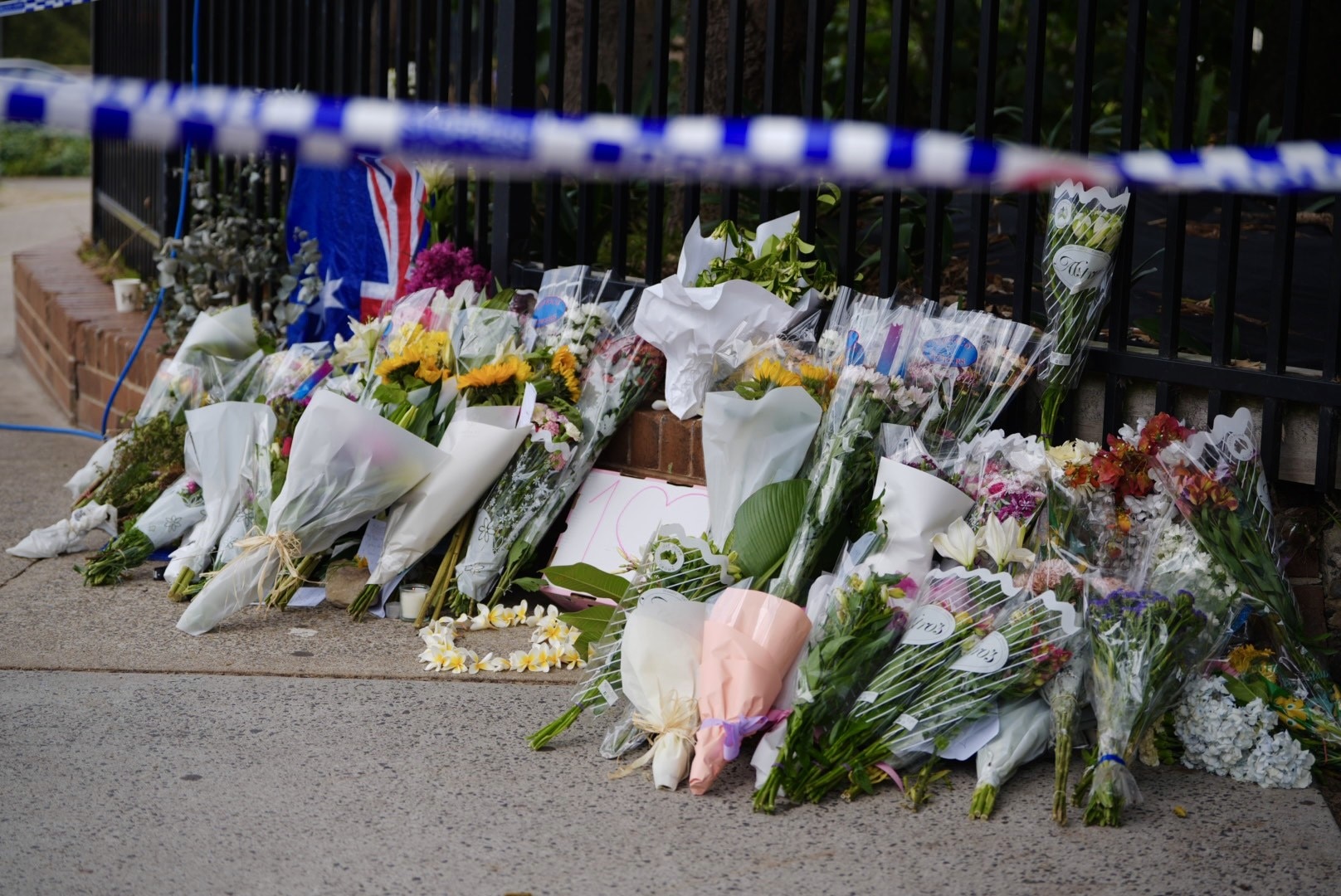 Homenagens florais deixadas no local do ataque terrorista em Bondi Beach.
