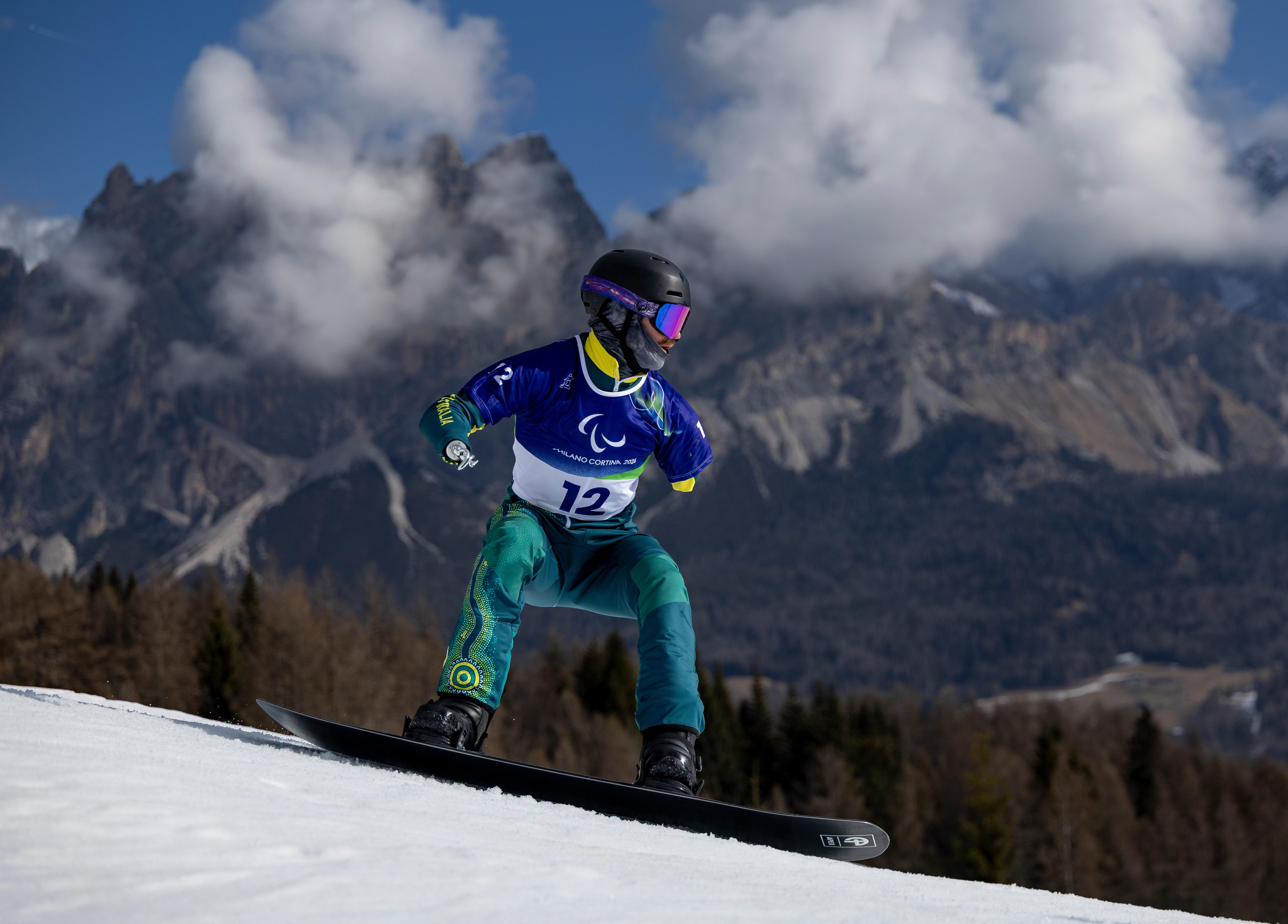 Sean Pollard, da Austrália, competindo no Para Snowboard Men's Banked Slalom SB-UL