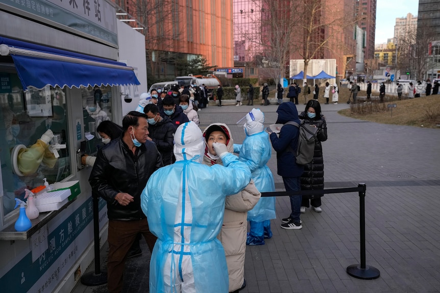 人们排队在移动冠状病毒测试设施获取喉咙粘液，以进行 Govt-19 测试