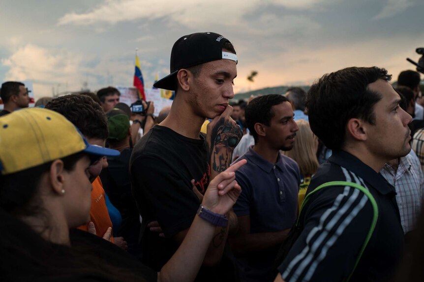 Men gather in a crowd in Altamira.