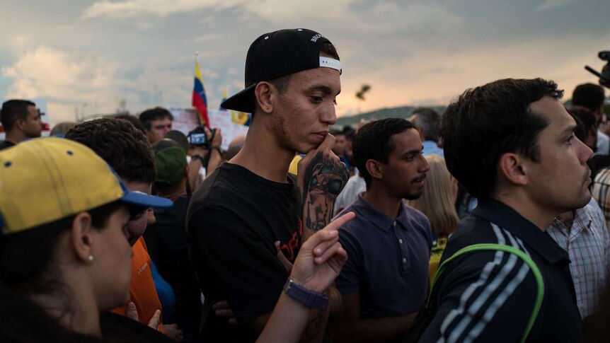 Men gather in a crowd in Altamira.