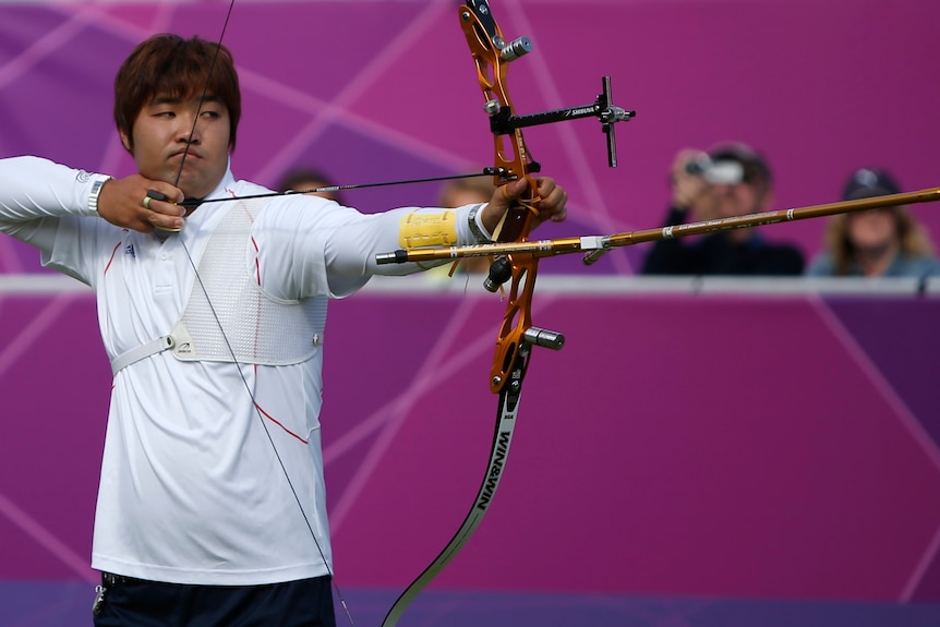 Im Dong-Hyun aims a bow.