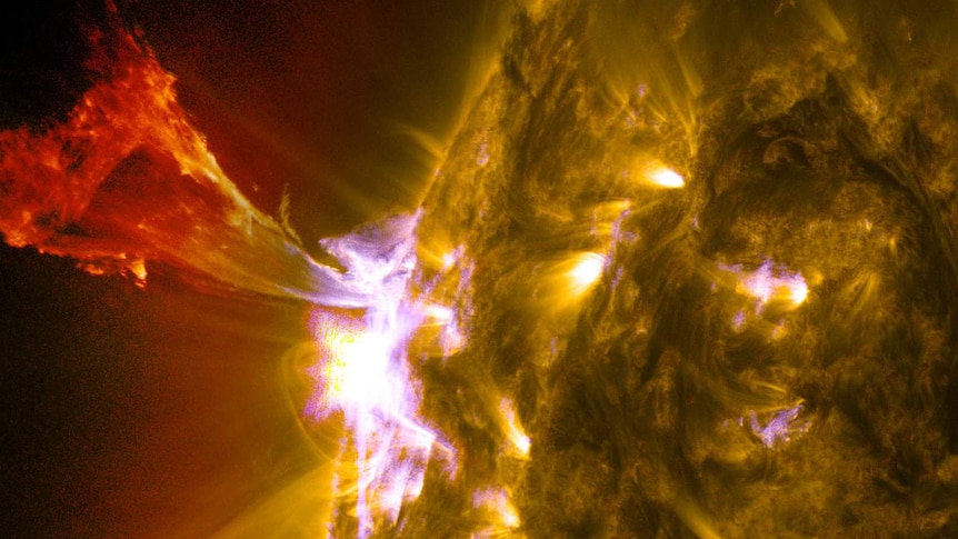 Uma explosão de material solar salta do Sol no que é conhecido como erupção de proeminência.