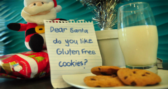 A plate of cookies with a note that says 'Dear Santa, do you like gluten free cookies?'
