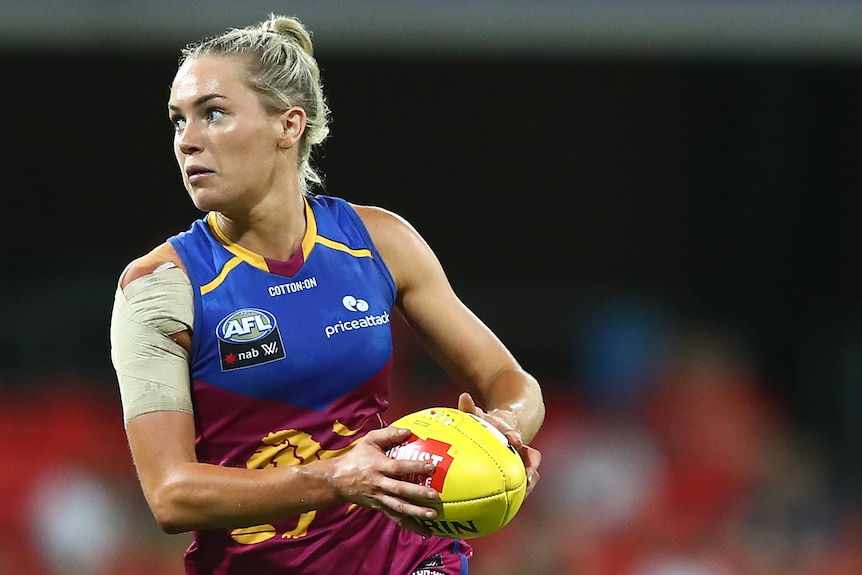 Orla O'Dwyer runs with the ball in her hands