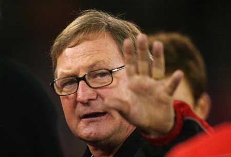 Essendon boss Kevin Sheedy waves at camera