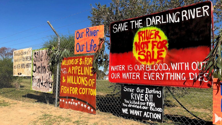 Menindee placards about water mismanagement