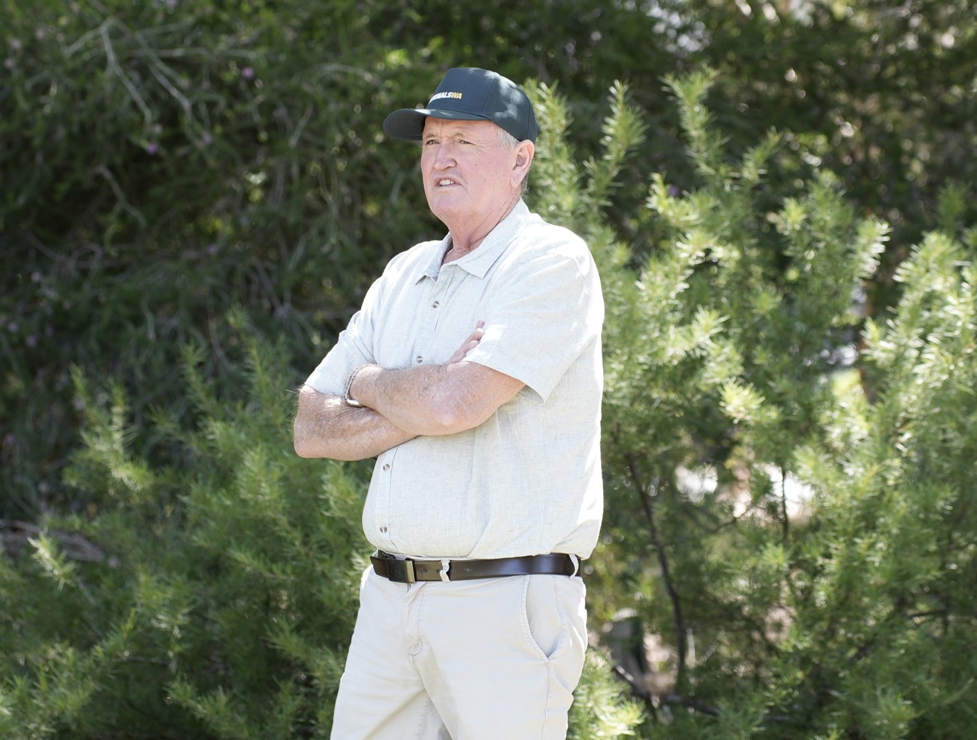 El líder de los WA Nationals, Shane Love, está afuera con los brazos cruzados.