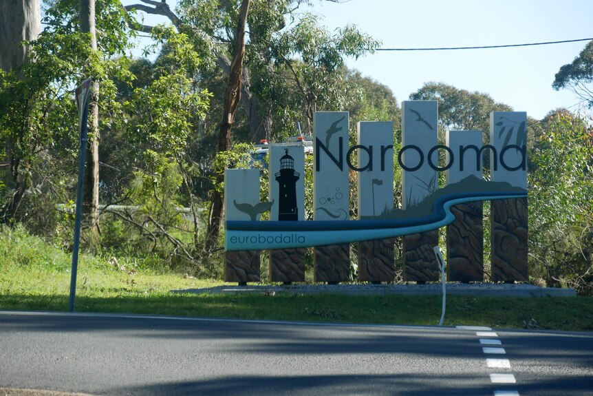 A sign to the town Narooma.