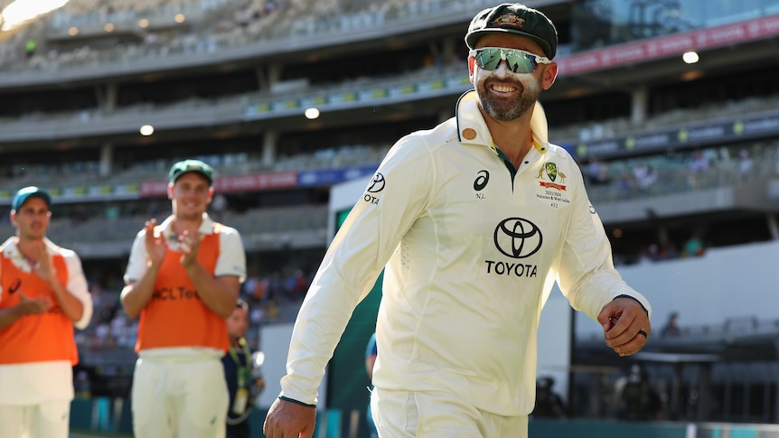 Nathan Lyon achève son parcours de héros culte à véritable grand du cricket australien alors que le Pakistan est balayé à Perth