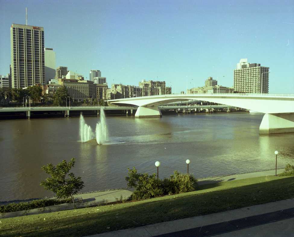 Find out what happened to Queen Elizabeth II's fountain in the Brisbane River ABC News