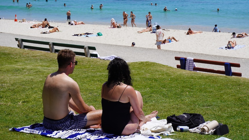 People at Cottesloe Beach on a hot day.