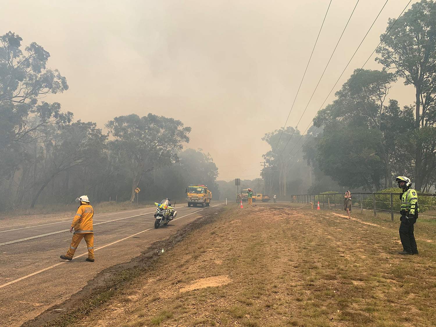 Queensland fires emergency flares up on Sunshine Coast, residents urged