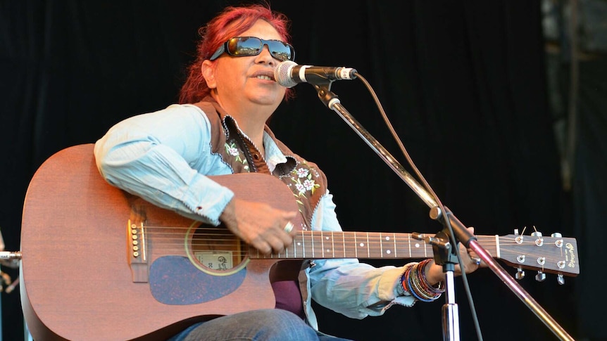 Shellie Morris performs with her guitar