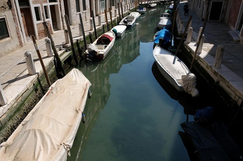 Boats on the canals of Venice stand still.