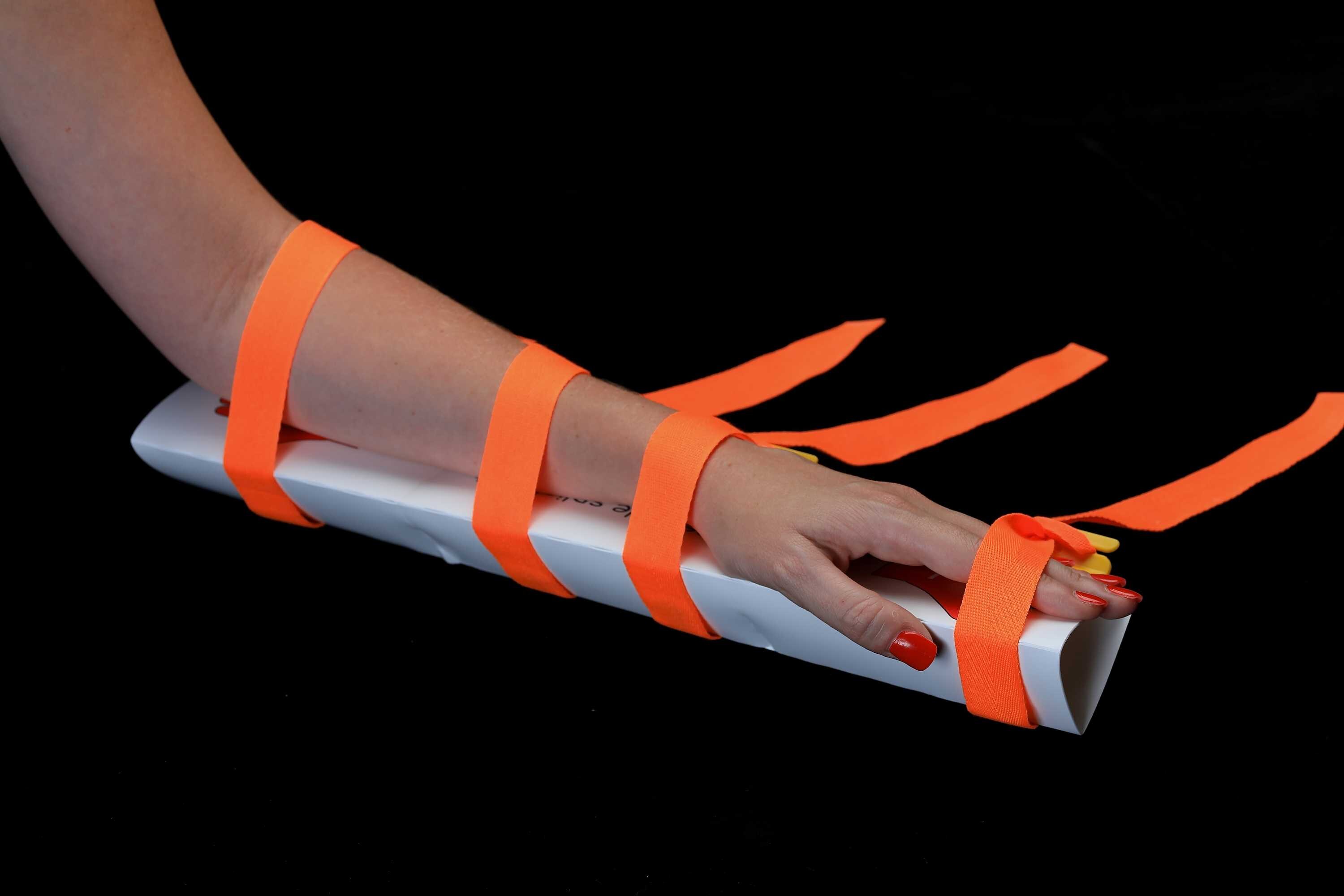 Adelaide startup looks to take foldable, waterproof brokenbone splint global ABC News