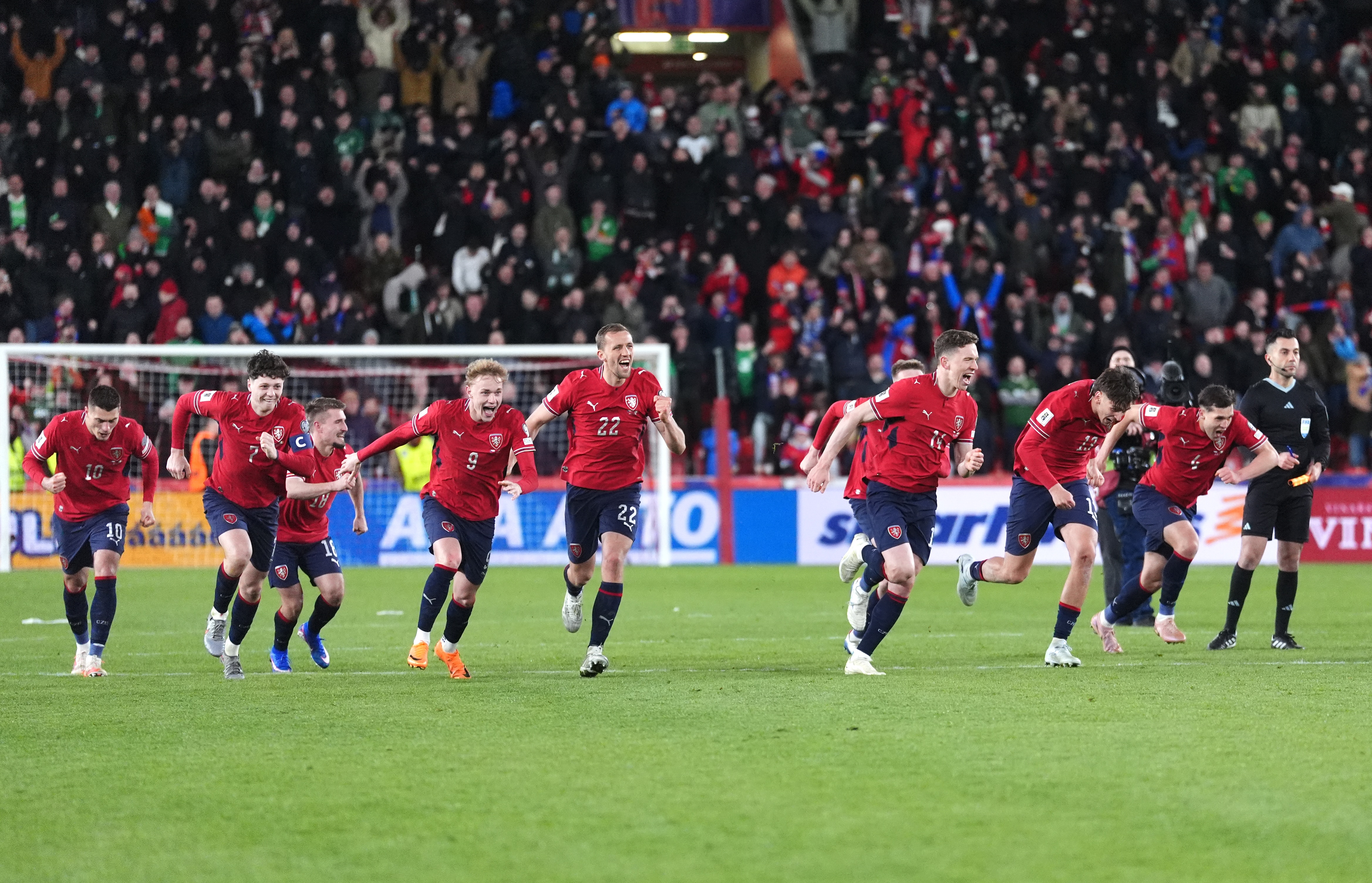 Jogadores da República Tcheca correm e comemoram após marcar o pênalti da vitória na disputa de pênaltis.