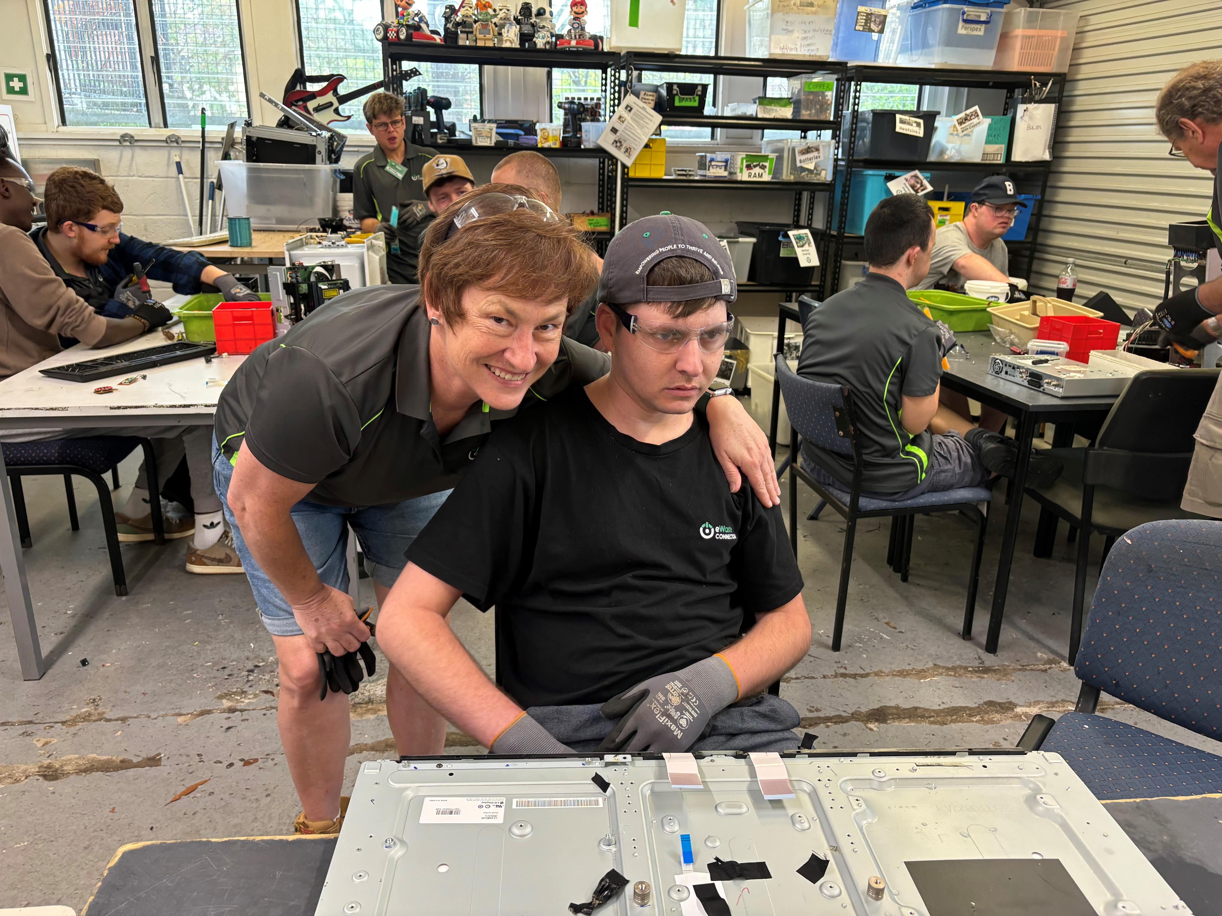 Una mujer y su hijo en un taller. 