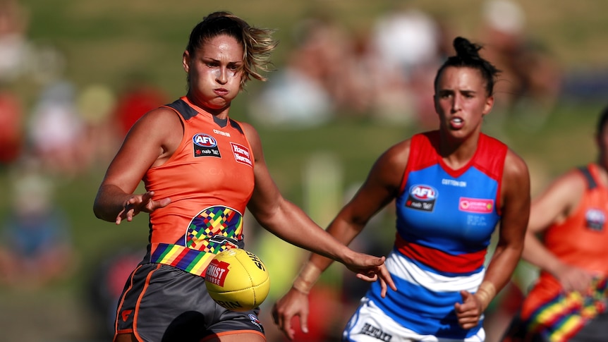 GWS Giants' Louise Stephenson kicks the ball during the AFLW against Western Bulldogs 