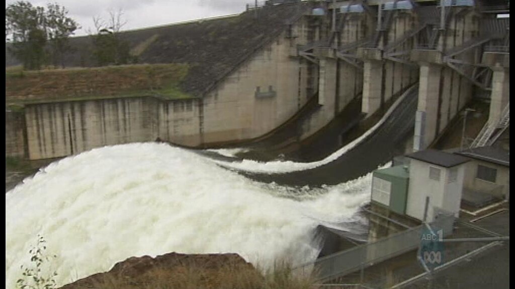 Flash floods, power cuts in Queensland deluge - ABC News