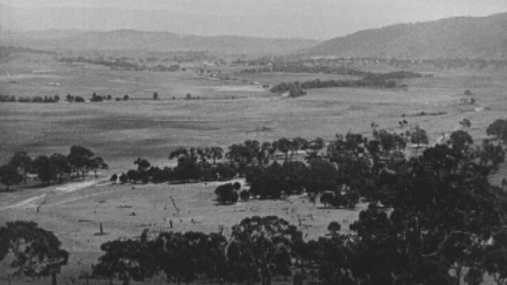 Visitors to the future site of Canberra in 1913 saw paddocks and farmland.