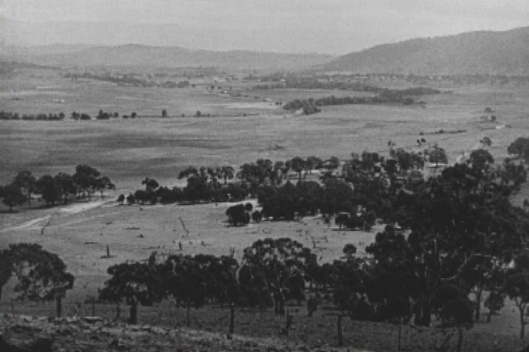 Visitors to the future site of Canberra in 1913 saw paddocks and farmland.