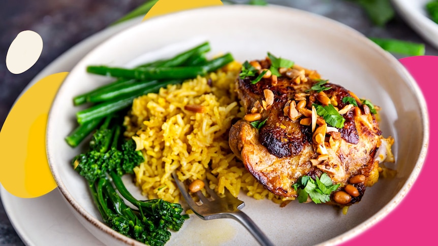 A plate with broccolini, saffron rice and baked chicken, a simple family that bakes in the oven.