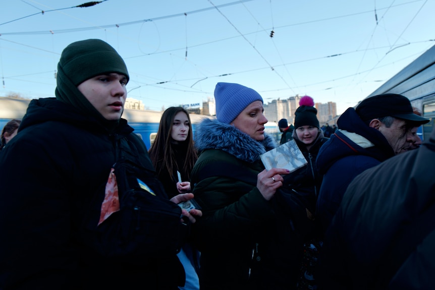 Kyiv residents evacuate onto trains