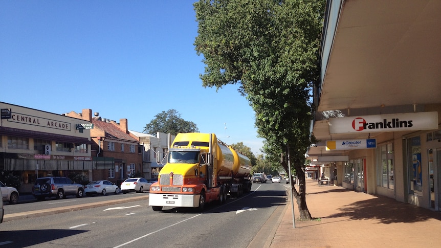 Morning traffic on Bridge Street, Muswellbrook