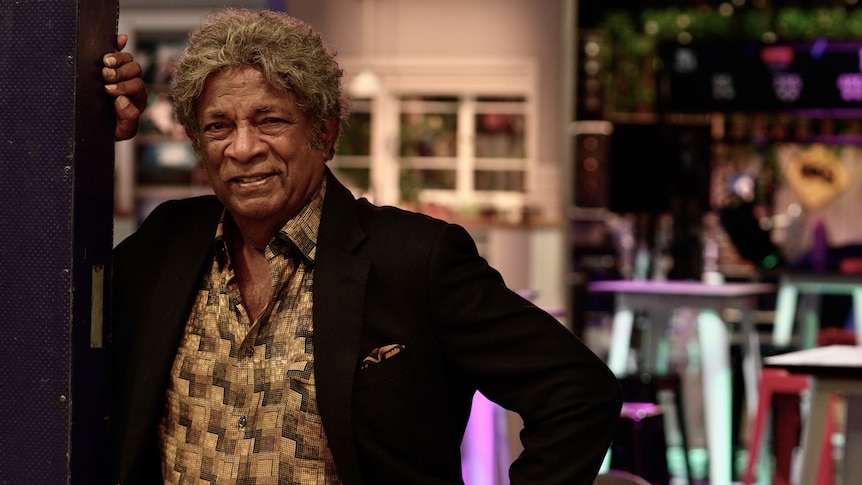 “Ce n’était jamais de la musique, c’était des mots”: Kamahl réfléchit au succès, à la souffrance et à la survie grâce à la musique