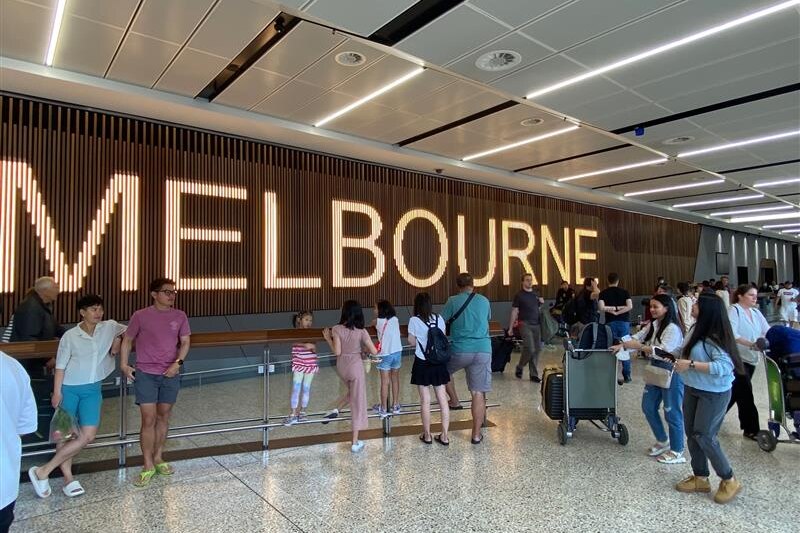 墨尔本机场还在等待第一批来自香港的入境人士。