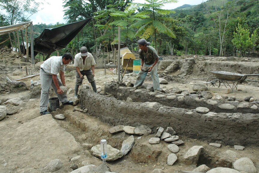 Archaeologists and local workers at Santa Ana-La Florida site