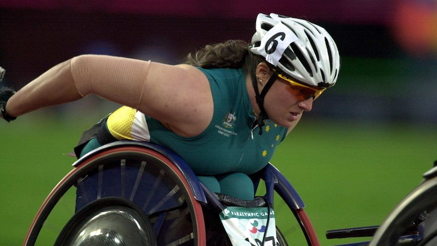 Louise Sauvage in a wheelchair race in the 2000 Paralympic Games.