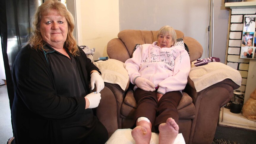 Kathy Mason (L) with mother Gail Reynolds.