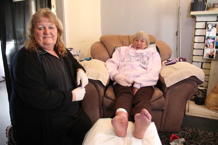 Kathy Mason (L) with mother Gail Reynolds.