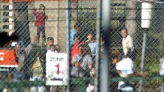 Detainees behind the fence (Mick Tsikas: AAP)