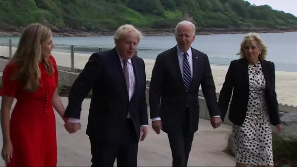 Boris Johnson Joe Biden And Their Wives Take A Walkabout At Cornwall Beach Abc News
