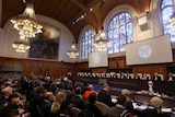 一群人坐在国际法院大厅内