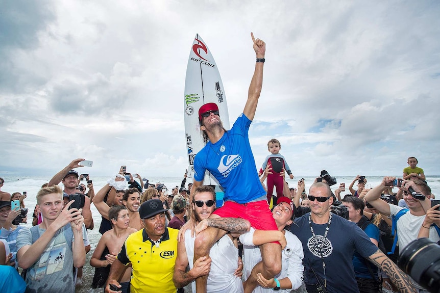 Owen Wright después de ganar el evento en Snapper Rocks