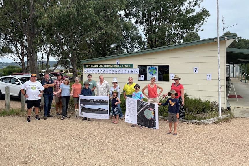 Sarsfield volunteers in front of rec reserve 